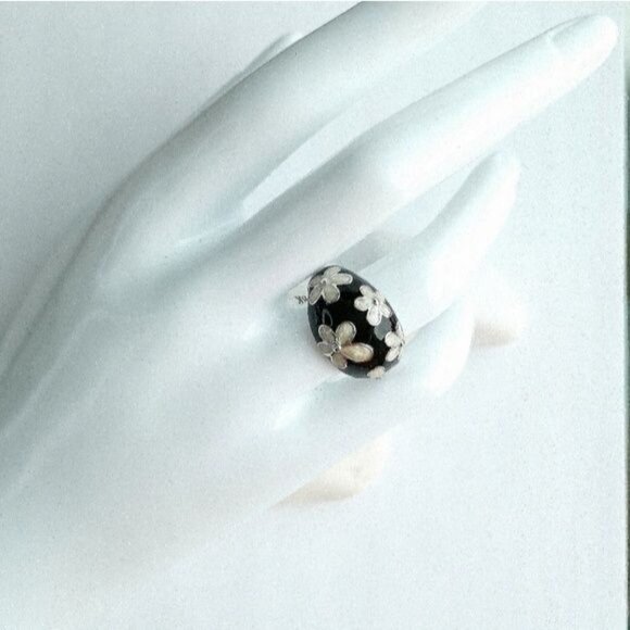 Dome ring white and black flowers size 7 NWT - Picture 6 of 8